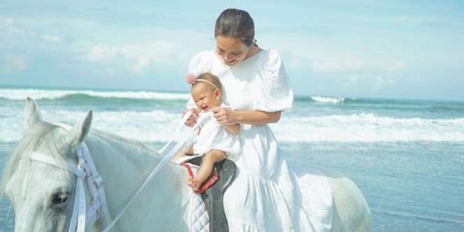 Momen Shandy Aulia Naik Kuda Bareng Baby Claire, Sandal Jepitnya Bikin Salfok