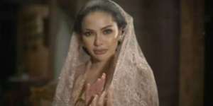 Nikita Mirzani Berkebaya Klasik, Mirip Dewi Soekarno