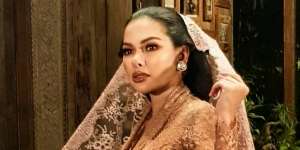 Berbalut Kebaya, Cantiknya Nikita Mirzani Mirip Istri Soekarno