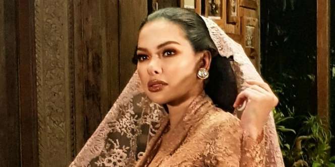 Berbalut Kebaya, Cantiknya Nikita Mirzani Mirip Istri Soekarno