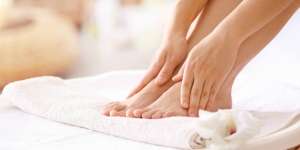 Tips Menjaga Kelembapan Kulit Kaki di Musim Hujan