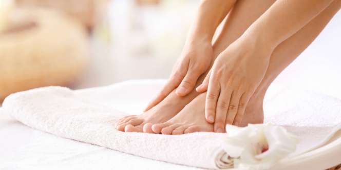 Tips Menjaga Kelembapan Kulit Kaki di Musim Hujan
