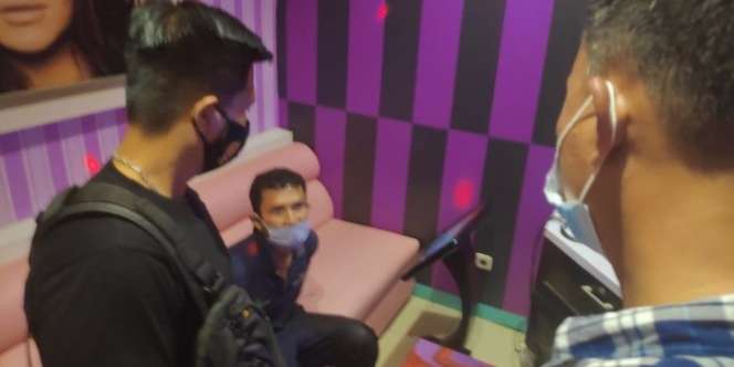 Viral Foto Istri Bersimpuh Cium Kaki Suami Usai Selingkuhan Dibunuh