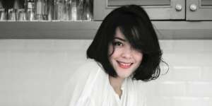 Pesona Menawan Lulu Tobing di Usia 43 Tahun, bak ABG