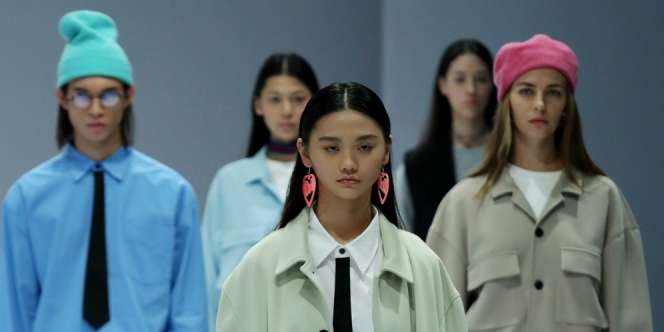 Lindungi Tubuh dari Virus, Koleksi Outfit Rani Hatta Meriahkan JFW 2021