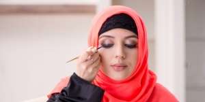 5 Gaya Eyeliner Sederhana yang Tren Selama 2020