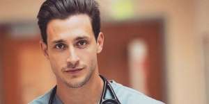 Foto-fotonya Tersebar, Dokter Tampan Ini Jadi Sorotan Dunia