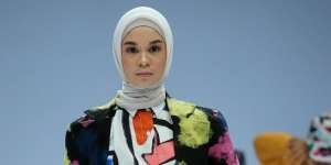 Warna-warni Tantri Namirah Melenggang di JFW 2021