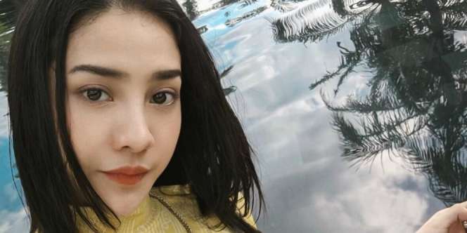Anya Geraldine Pamer Tubuh di Pantai, Netizen: 'Tetap Fokus Kawan'
