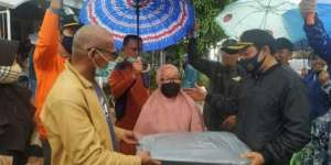 Plt Wali Kota Bengkulu Salurkan Bantuan Terpal untuk Korban Puting Beliung