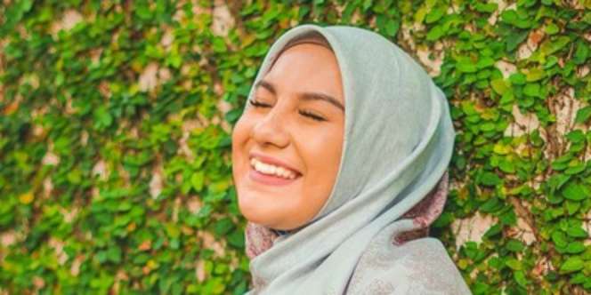 Merah Oriental, Gaya Hijab Irish Bella di Acara Pesta