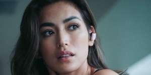 Penampilan Terbuka Jessica Iskandar Saat Masak di Dapur