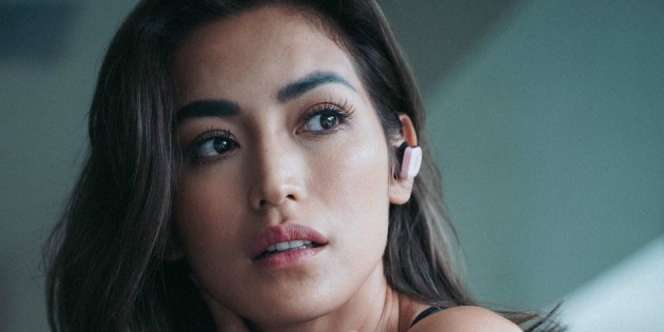 Penampilan Terbuka Jessica Iskandar Saat Masak di Dapur
