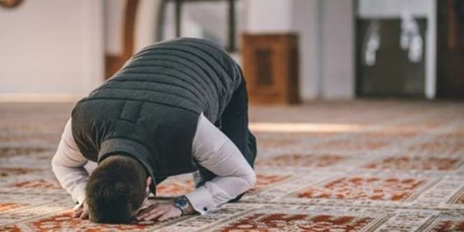 10 Manfaat Gerakan Sholat dan Maknanya Dalam Islam