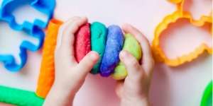 Dokter Buat Playdough 'Hamil' untuk Jelaskan Operasi Caesar Pada Putranya