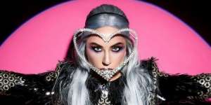 Tutorial Gaya Riasan Mata Tiga Warna Lady Gaga