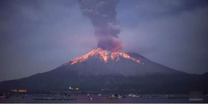 Gunung Semeru Semburkan Lava Pijar, Warga Diimbau Waspada