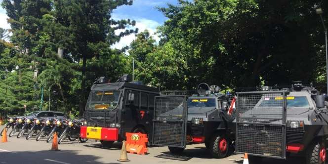 Deretan Mobil Brimob Siaga Jelang Pemeriksaan Rizieq Shihab di Polda Metro Jaya