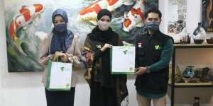 Bu Cinta Ridwan Kamil Terima 1000 Masker Batik Sunda dari Vivi Zubedi