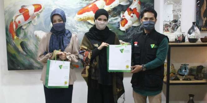 Bu Cinta Ridwan Kamil Terima 1000 Masker Batik Sunda dari Vivi Zubedi