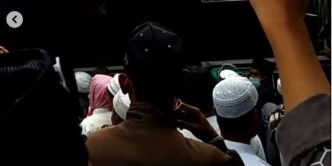 Massa Geruduk Rumah Ibunda di Madura, Menko Mahfud MD: `Sudah Diurus, Aman`