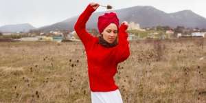 5 Padu Padan Sweater Agar Penampilanmu Kece di Musim Hujan