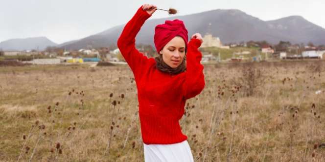 5 Padu Padan Sweater Agar Penampilanmu Kece di Musim Hujan
