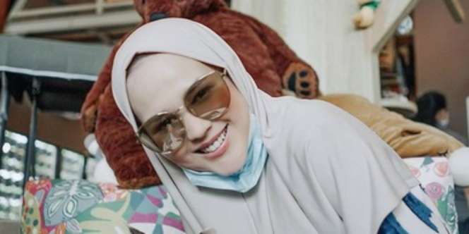 Sudah Jadi Ibu, Imutnya Cut Meyriska Pakai Gaya Hijab Pita