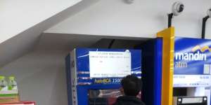Pemilik Saldo Tipis Bakal Auto Malu, Layar ATM Dipajang di Atas Mesin