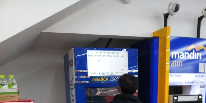 Pemilik Saldo Tipis Bakal Auto Malu, Layar ATM Dipajang di Atas Mesin