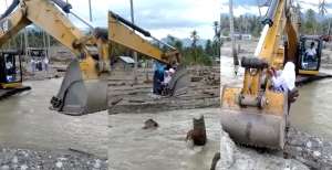 Taruhan Nyawa, Pelajar Sigi Seberangi Sungai Pakai Alat Berat