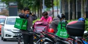 Jangan Berhenti Pesan Makan Saat Hujan, Dengarlah Isi Hati Kurir Ini