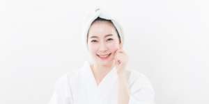 Tips Mengeringkan Rambut dengan T-shirt Agar Tetap Lembap