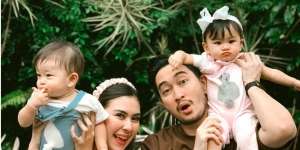 Anak Kembar Syahnaz Sadiqah 'Perang' Berebut Dot, Lucu Banget!
