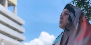 Potret Della Puspita Berhijab, Cantik Banget dan Awet Muda!