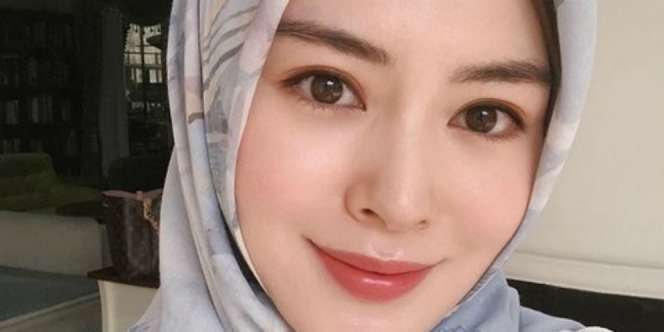 Gaya Chic Ayana Moon dengan Ruffle Blouse Kekinian