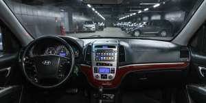 Jangan Selonjorkan Kaki di Dashboard Mobil, Bahaya Banget