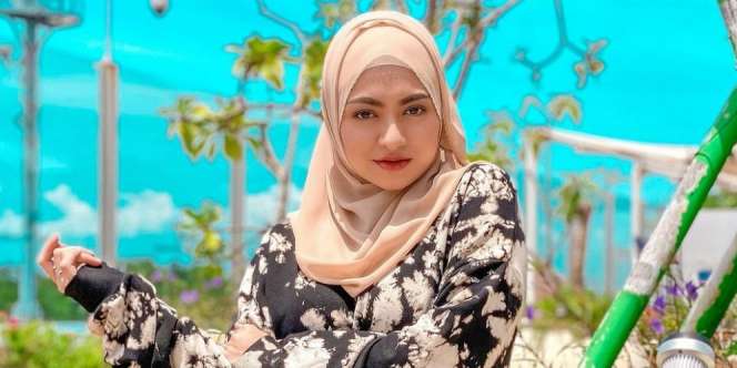 Baru Berhijab, Nathalie Holscher Modis Pakai Outfit Minimalis