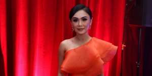 Bodygoals! Potret Modis Yuni Shara Berbalut Gaun Ketat