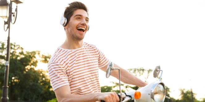 Jangan Berkendara Sambil Dengarkan Musik, Bahaya