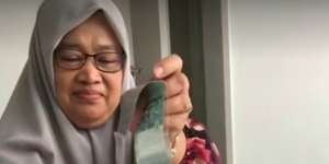 Penuh Air Mata, Ibu Buka Kado dari Anak yang Tak Bisa Ditemuinya