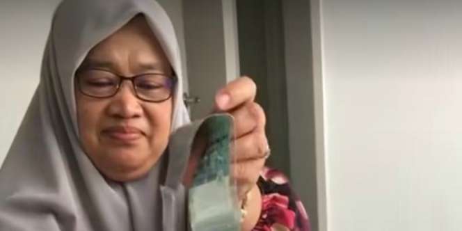 Penuh Air Mata, Ibu Buka Kado dari Anak yang Tak Bisa Ditemuinya