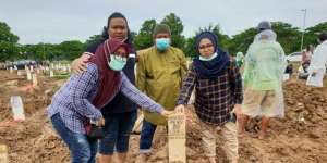 Ibunda Babe Cabita Dimakamkan dengan Protokol Covid-19