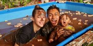Berendam di Kolam Cokelat Bersama Paula dan Kiano, Baim Wong Dicibir Netizen