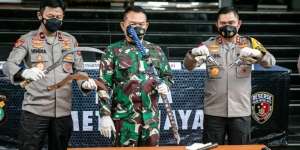 Penampakan Pedang dan Pistol Diduga Milik Pendukung Rizieq yang Serang Polisi