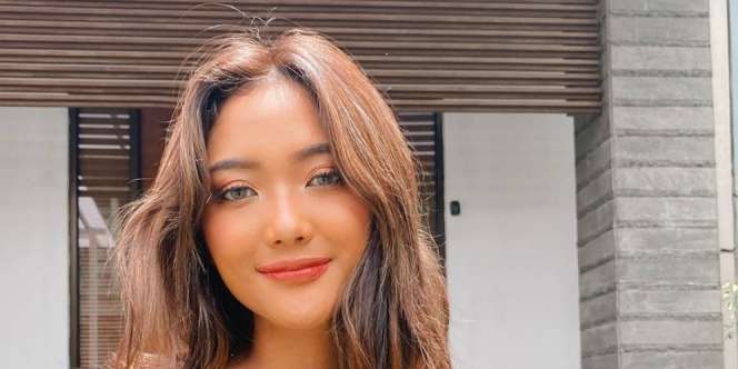 Pose di Genteng, Gaya Rambut Marion Jola Curi Perhatian