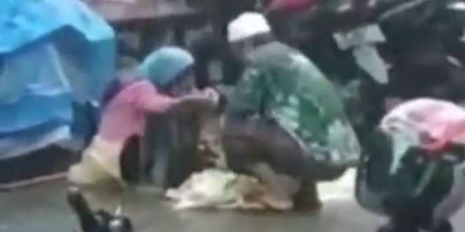 Mengharukan! Viral Video Ustadz Beli Dagangan Nenek di Tengah Hudan Deras