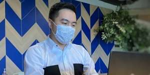 Tampil Keren dengan Masker Medis Bermotif Batik Megamendung