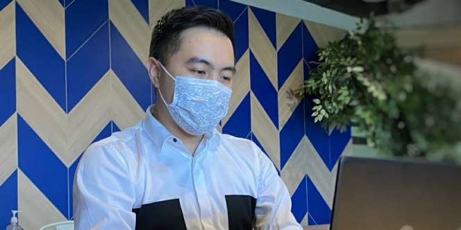Tampil Keren dengan Masker Medis Bermotif Batik Megamendung