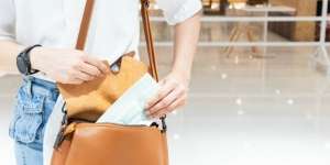 5 Barang Wajib di Tas Selama Pandemi Covid-19